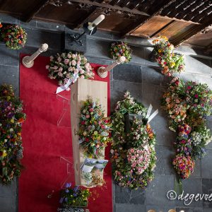 kist met bloemen in grote kerk naarden